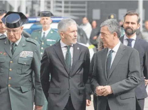  ?? // EFE ?? El Ministro del Interior, Fernando Grande-Marlaska (c) a su llegada a la comandanci­a de la Guardia Civil en Cádiz