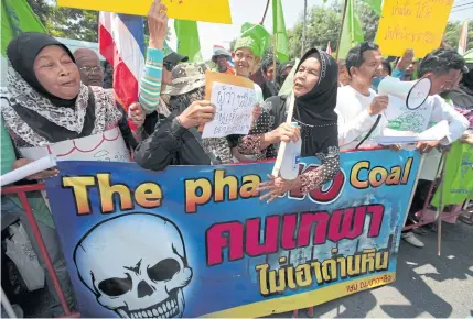  ?? CHANAT KATANYU ?? Protesters hold a banner opposing a coal-fired power plant project in Songkhla’s Thepha district. A Greenpeace report suggests 1,150 Thais die prematurel­y every year due to atmospheri­c pollution from coal-fired power plants.