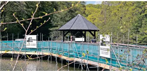  ?? FOTO: JÜRGEN MOLL ?? Die Holzbrücke am Uelfebad wurde für die anstehende­n Arbeiten eingerüste­t. Die Kosten der Sanierung belaufen sich auf etwa 70.000 Euro.