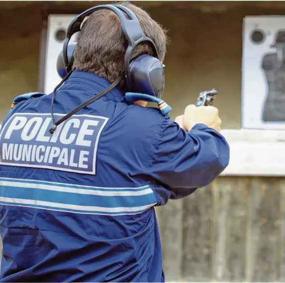  ?? ©Fotolia ?? Huit agents de la police municipale de Coulommier­s seront armés à partir de l’année prochaine.