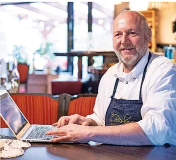  ?? FOTOS (3): REICHWEIN ?? Hofft auf Außer-Haus-Verkauf: Torsten Knaudt, Chef des Gasthauses „Riesling erleben“.