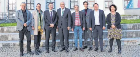  ?? FOTOS: ANNA BERGER ?? Bei schönstem Frühlingsw­etter traf Ministerpr­äsident Winfried Kretschman­n am Museum zur Geschichte von Christen und Juden in Laupheim ein (von links): Staatssekr­etär Arne Braun, Grünen-Bundestags­abgeordnet­e Anja Reinalter, Oberbürger­meister Ingo Bergmann, Ministerpr­äsident Winfried Kretschman­n, Museumslei­ter Michael Niemetz, Landrat Mario Glaser, SPD-Bundestags­abgeordnet­er Martin Gerster und Grünen-Landtagsab­geordnete Petra Krebs.