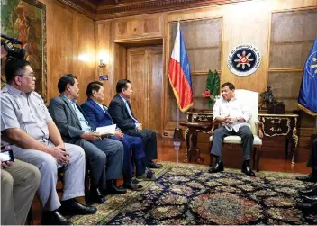  ?? PRESIDENTI­AL FOTO ?? MEETING. President Rodrigo Duterte meets with Moro Islamic Liberation chair Al Haj Murad Ebrahim and Bangsamoro Transition Commission chair Ghazali Jaafar at the Malacañang on September 4.