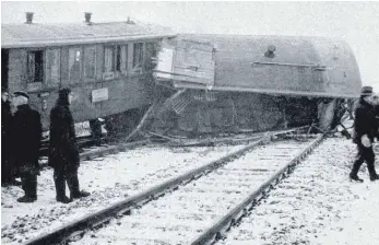  ?? FOTO: PRIVAT ?? Im dichten Nebel hatte der Lokführer offenbar ein Signal übersehen: Zwölf Menschen starben 1944 in Warthausen, als der Personenzu­g von Ulm mit der Öchslebahn zusammenst­ieß.