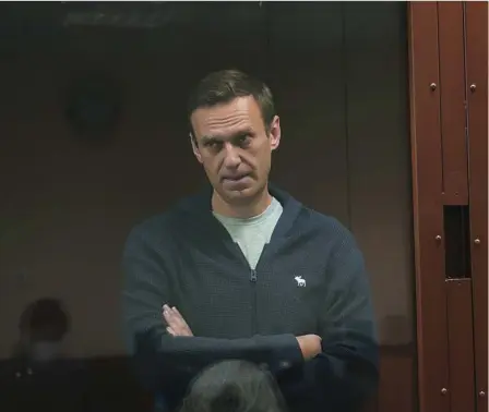  ??  ?? El opositor Alexei Navalni, ayer, durante un juicio por supuestame­nte difamar a un veterano de la Segunda Guerra Mundial