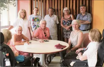  ?? (Photo A. B.) ?? Sereine Mauborgne (assise, haut et pantalon gris), est venue entendre les avis et besoins des personnels et résidents de l’Ehpad de Précoumin, au Luc.