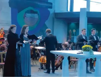  ?? Foto: Kircher ?? Zum Musikalisc­hen Frühling führte das Heilig Geist Ensemble Günzburg, unter Leitung von Wolfram Seitz, Mendelssoh­ns Oratorium „Paulus“auf. Gesangssol­isten waren Susanne Steinle, Carmen Artaza, Thomas Kiechle und Frederic Jost.