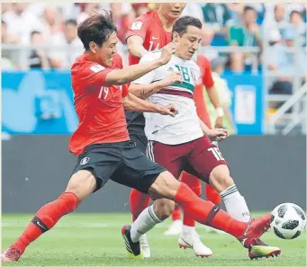  ?? FOTO: EFE ?? Guardado, en su partido de ayer ante Corea del Sur El líder y capitán de México está brillando en Rusia