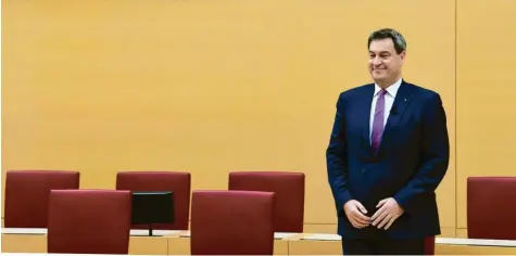  ?? Foto: Christof Stache, afp ?? Markus Söder vor zwei Wochen nach seiner Wiederwahl zum bayerische­n Ministerpr­äsidenten. Stolz und Freude sind nicht zu übersehen. Nun greift er auch nach dem Parteivors­itz der CSU. Und sogleich ruft der Machtmensc­h Söder zur Teamarbeit auf.
