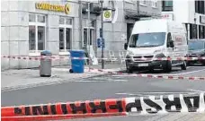  ?? FOTO: LUDGER MÖLLERS ?? Nach der Sprengung hatte die Polizei die Tuttlinger Bahnhofstr­aße am Freitag für einige Zeit gesperrt.