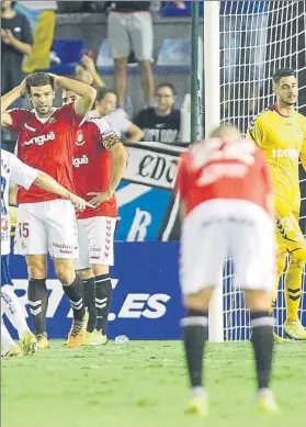  ?? FOTO: LOF ?? Decepción grana Ni la gran actuación de Bernabé evitó la cuarta derrota del Nàstic