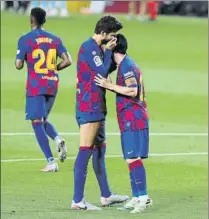  ?? FOTO: PEP MORATA ?? Piqué felicita a Messi