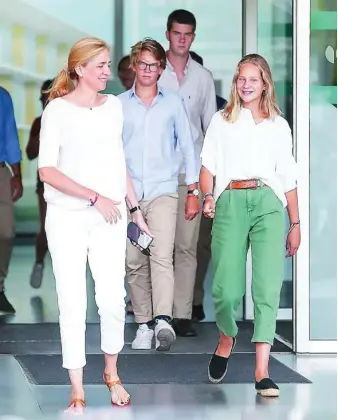  ?? EFE ?? El Rey D. Juan Carlos recibió ayer la visita de su hija la Infanta Cristina y de tres de sus hijos