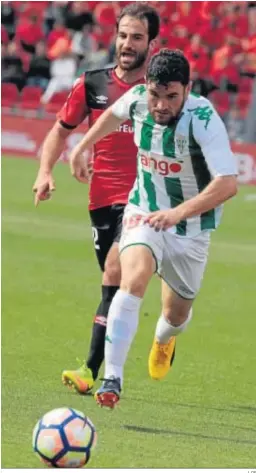  ?? LOF ?? Javi Galán persigue un balón con Campabadal, en el último Mallorca-CCF.