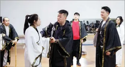  ?? ?? Tenor Li Xiang (center, front), who plays the lead role in the musical Su Dongpo, based on the story of the great poet of the Song Dynasty (960-1279), rehearses in Beijing with actress Suo Mingfang, who stars as Su’s wife, Wang Fu.