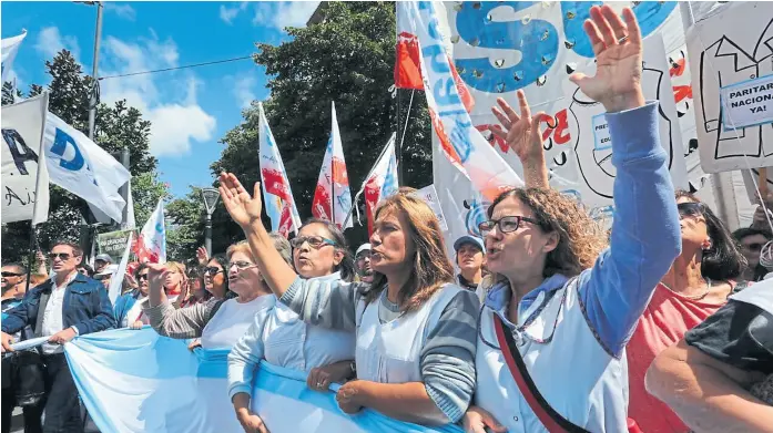  ?? Santiago hafford ?? La marcha de los maestros, que ayer se movilizaro­n a la sede del gobierno bonaerense, en La Plata