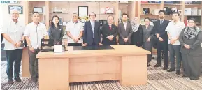  ?? ?? RAPATKAN HUBUNGAN: Henry (enam kiri) bersama delegasi Lembaga Pelabuhan Bintulu dan Bintulu Port Holdings Berhad.
