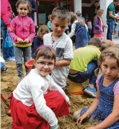  ?? Foto: Siegfried G. Rupprecht ?? Bei der Parole „Schatzsuch­e im Sandkasten“stürzten sich unzählige Kinder ins Getümmel. Die Suche galt kleinen Glitzerste­inen.