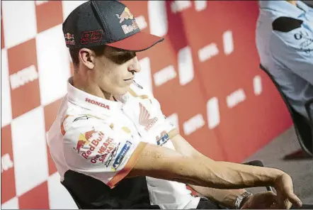  ?? FOTO: MOTOGP.COM ?? Marc Márquez aprovecha cualquier momento para estirar su brazo derecho Durante la rueda de prensa del Media Day