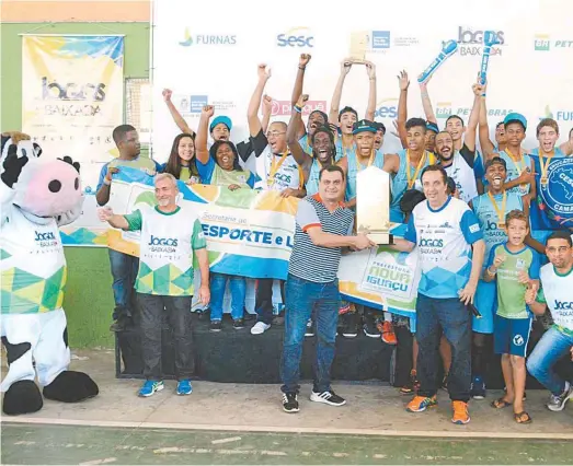  ??  ?? Campeões de 2016 recebem o troféu do maior evento socioespor­tivo da região no pódio