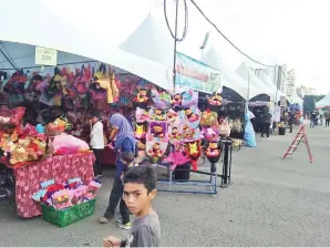  ??  ?? BOOTH menjual bunga konvokesye­n juga turut dibuka sempena Tamu Gadang UMS 2018.