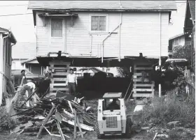  ?? Eric Risberg / Associated Press 1990 ?? This is one of the 3,200 Watsonvill­e homes damaged in 1989’s Loma Prieta earthquake. Thousands of Bay Area homes also were ravaged.