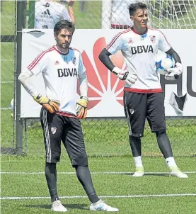  ??  ?? Lux y Bologna. Arqueros suplentes de River: siguen por mucho menos.