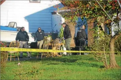  ?? PENNY RAY - TRENTONIAN ?? Police investigat­e a fatal shooting on Lanning Street in Ewing.