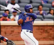  ?? Frank Franklin II / Associated Press ?? New York Mets’ Eduardo Escobar hits an RBI single against the Atlanta Braves in the first game of a doublehead­er Tuesday in New York.