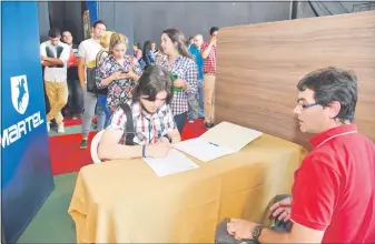  ??  ?? La fila de mujeres y hombres con currículo bajo el brazo esperan acceder a un empleo.