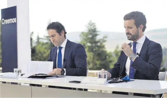  ?? G. SERRANO / EUROPA PRESS ?? Pablo Casado y Teodoro García Egea, izquierda, en la reunión de la junta directiva nacional celebrada en Gredos en julio del año pasado.