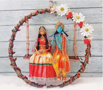  ?? Photos: Radhika J A ?? The dolls are crafted from recycled newspapers and embellishe­d with accessorie­s