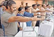  ?? PHOTOS:BACHCHAN KUMAR ?? (From left) Actor Devdutt Nage, Nashabandi Mandal general secretary Varsha Vilas, deputy commission­er Shahji Umap, deputy commission­er Suresh Mengde and commission­er Prabhat Ranjan take a pledge against addiction.