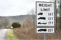  ?? STAFF PHOTO BY ROBIN RUDD ?? A weight limit sign, seen Feb. 17, informs motorists of the carrying capacity of the Yates Spring Road Bridge, over Little Chickamaug­a Creek in Catoosa County, Georgia.