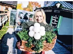  ?? RP-FOTOS: ANDREAS BRETZ ?? Auch an der Eisbahn auf dem Corneliusp­latz laufen noch die Aufbauarbe­iten. Claudia Kimsa zeigt die diesjährig­e Deko.