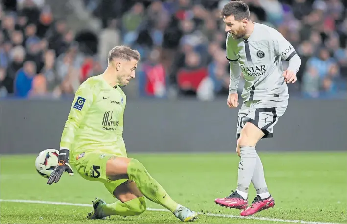  ?? AFP ?? Toque de calidad. Messi aprovechó la habilitaci­ón de Ruiz y definió de zurda ante Lecomte para poner el 2-0 parcial. PSG volvió a afirmarse como el puntero de la Liga francesa.