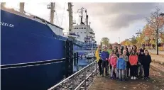  ?? FOTO: DLRG ?? Auch das ist Jahresend-Programm: DLRG-Kinder mit ihren Betreuern am Jugendschi­ff „Likedeeler“in der Hansestadt Rostock.