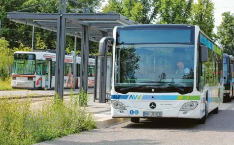  ??  ?? Vom Friedberge­r P+R-Parkplatz mit dem Bus nach Aichach: Bei der Bayerische­n Regiobahn fallen noch bis September Züge aus. Die Fahrgäste können Schienener­satzverkeh­r nutzen. Allerdings blieben die Busse in den vergangene­n zwei Wochen leer. Wo genau der Bus abfährt, bleibt offen. Fotos: Philipp Schulte