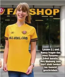  ?? ?? Lysann (l.) und Nancy tragen das neue DynamoTrik­ot bereits. Ihre Meinung zum Shirt steht beiden ins Gesicht geschriebe­n.