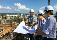  ??  ?? (From left) Lee, Yeoh and Don during the site inspection of Boulevard Shopping Mall Bintulu.