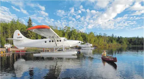  ?? FOTO: HANS-GERHARD PFAFF ?? Wasserflug­zeuge und Kanus gehören am kanadische­n Otter Lake zu den gängigen Transportm­itteln.