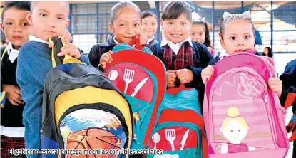  ?? ESPECIAL ?? El gobierno estatal entrega mochilas con útiles escolares