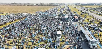  ?? TÉLAM ?? PROTESTA. El agro tuvo una gran muestra de fortaleza en San Nicolás, con miles de personas que acompañaro­n la movilizaci­ón.