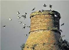  ??  ?? A pottery bottle kiln at Burslem, one of the last 47 of 2,000 that stood in the Fifties