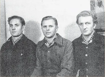  ??  ?? Georg Bader schreibt zu dem Bild: „Aufnahme von der Kriegsgefa­ngenschaft in belgischen Kohlebergw­erken: Ich (links) mit zwei Kameraden aus Oberschles­ien (Mitte) und Augsburg (rechts).“