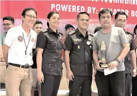  ?? CHITO DIMAKILING II ?? OPEN CHAMPION. Davao City’s internatio­nal master (IM) Oliver Dimakiling, currently based in Dubai as a chess coach, clinches the open division title of the PSupt Ericley Louise D. Lazaro 2nd Warden’s Rapid Chess Tournament held at The Annex events center of SM City Davao over the weekend.