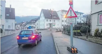  ?? FOTO: CARSTEN SCHYMIK ?? An der Einmündung der Bürgermeis­ter-Bosch-Straße in die Aalener Straße in Oberkochen gilt wieder „rechts vor links“. Das solle den Verkehr beruhigen, sagen Stadt und Landratsam­t.