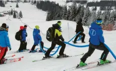  ?? Foto: Monika Burig ?? Schon um 6.30 Uhr begaben sich Helfer am Wochenende auf die Piste, um wettkampft­augliche Bedingunge­n sicherzust­ellen - vergeblich.