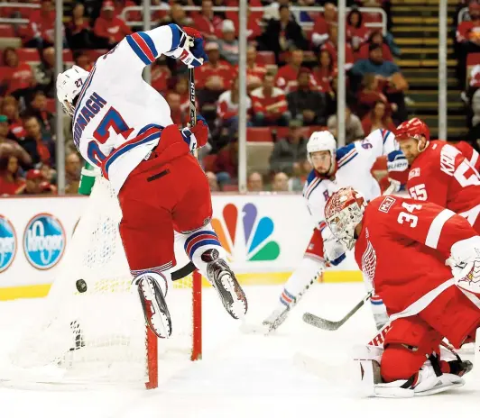  ??  ?? Ryan McDonagh, des Rangers, y allait pour un tour du chapeau. La cage était grande ouverte et le gardien des Red Wings Petr Mrazek battu, mais le tir du défenseur a touché l’extérieur du filet.