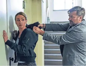  ?? FOTO: ZDF/ VDMEHNDEN ?? Nach der Gerichtsve­rhandlung flieht Thomas Lichter (Marcus Mittermeie­r), der einen Mord begangen haben soll, mit Sarah Kohr (Lisa Maria Potthoff) als Geisel.
